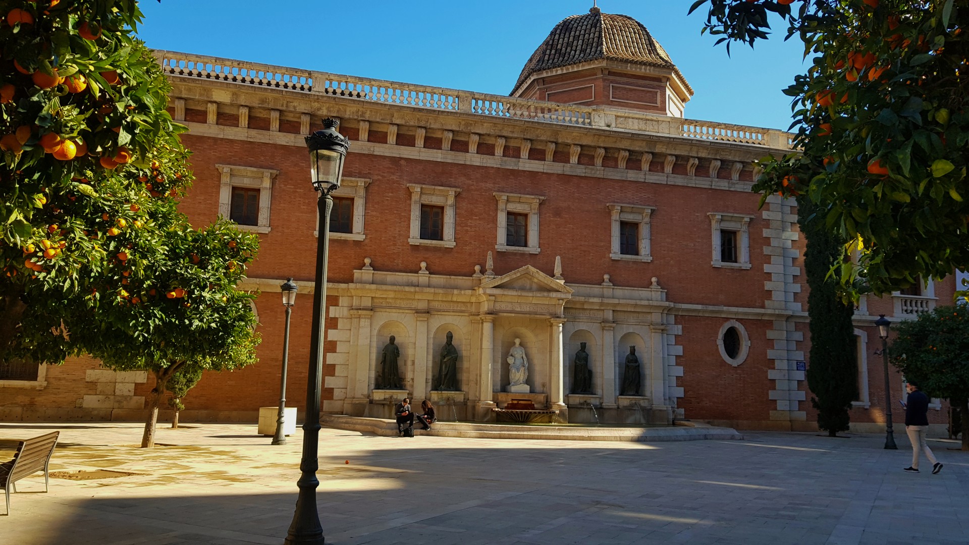 Plaza del Patriarca, o bijuterie culturală, de artă și religioasă a orașului Valencia