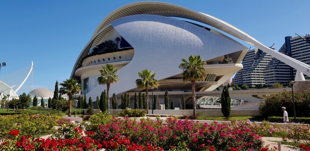 Duminică, 12 septembrie 2021, Palatul Artelor ”Sofia Reina” din Valencia se vizitează gratuit!