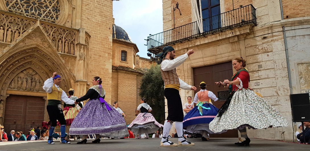 Festivalul gratuit de dansuri tradiționale a revenit în Plaza de la Virgen din Valencia!